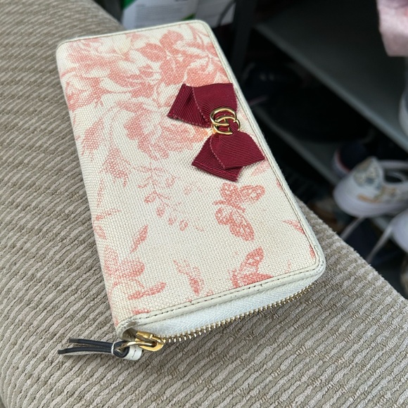 Gucci EUC Floral Cream and Pink Women's Wallet And Gucci box - Picture 10 of 16